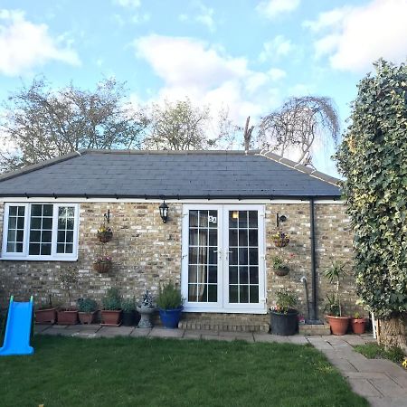Cosy Cottage Annex In Fairlop Ilford Bagian luar foto