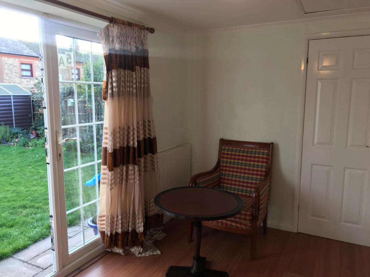 Cosy Cottage Annex In Fairlop Ilford Bagian luar foto
