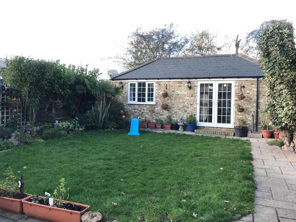 Cosy Cottage Annex In Fairlop Ilford Bagian luar foto