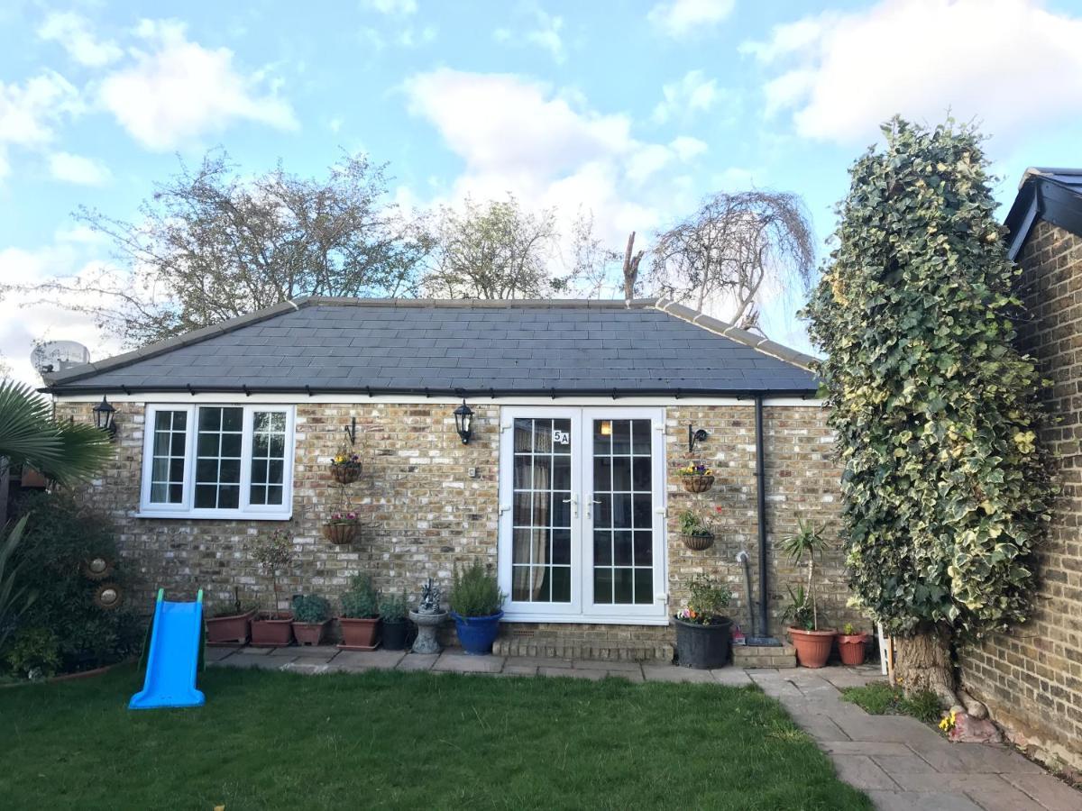 Cosy Cottage Annex In Fairlop Ilford Bagian luar foto
